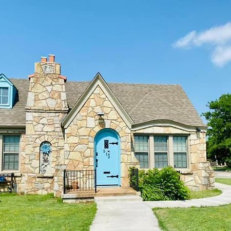 1 Mile To Fort Sill! The Carolebelle Cottage Sleeps 8 With Hottub,Grills,Firepit Lawton Ngoại thất bức ảnh